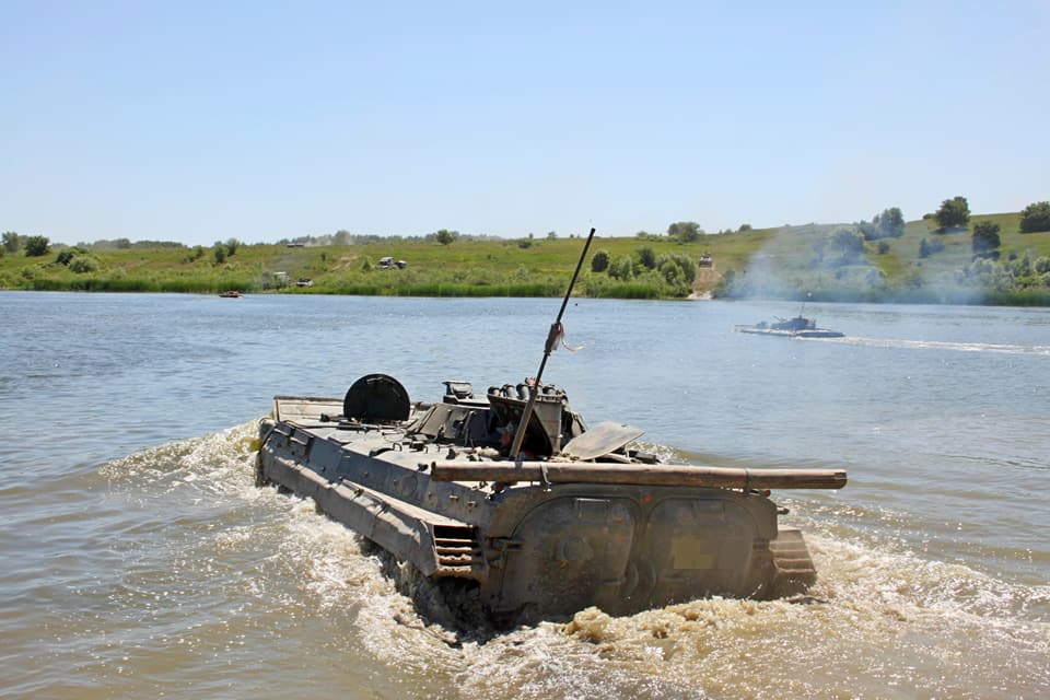 Ukraińskie BMP-1 forsują Dniepr