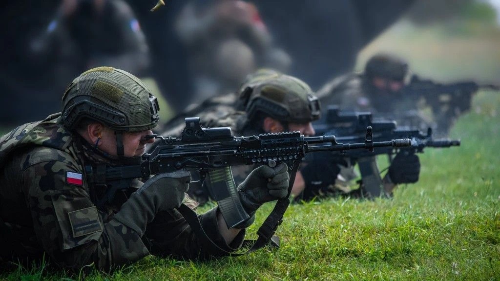Poniedziałkowy przegląd mediów; Rekordowe powołania do dobrowolnej służby wojskowej; Dobre wieści znad Dniepru