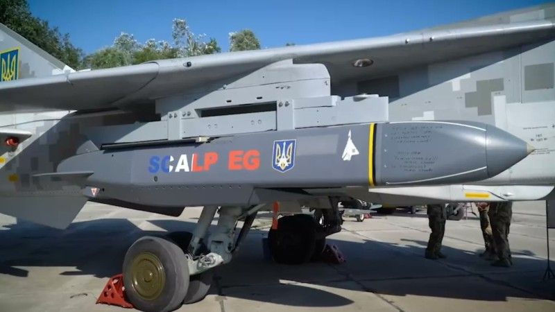 Rakieta SCALP EG podwieszona pod ukraińskim samolotem Su-24M, która prawdopodobnie była wykorzystana w ataku na korwetę „Askold” w Kerczu