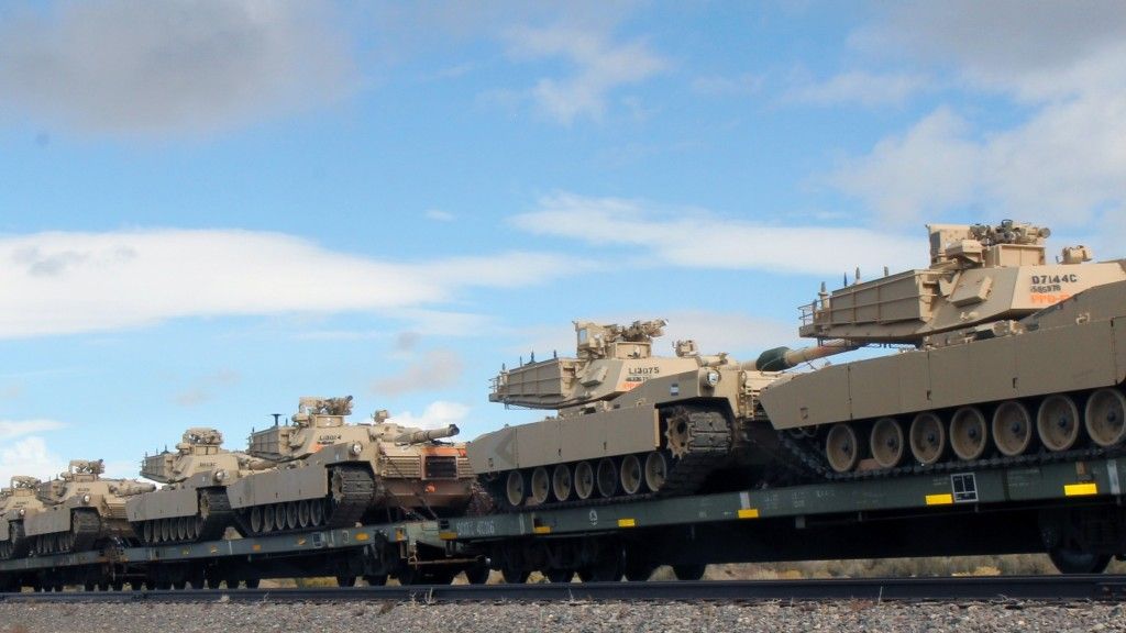 Czołgi M1A1SA transportowane do składnicy sprzętu wojskowego Sierra Army Depot.