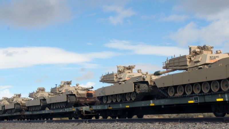 Czołgi M1A1SA transportowane do składnicy sprzętu wojskowego Sierra Army Depot.