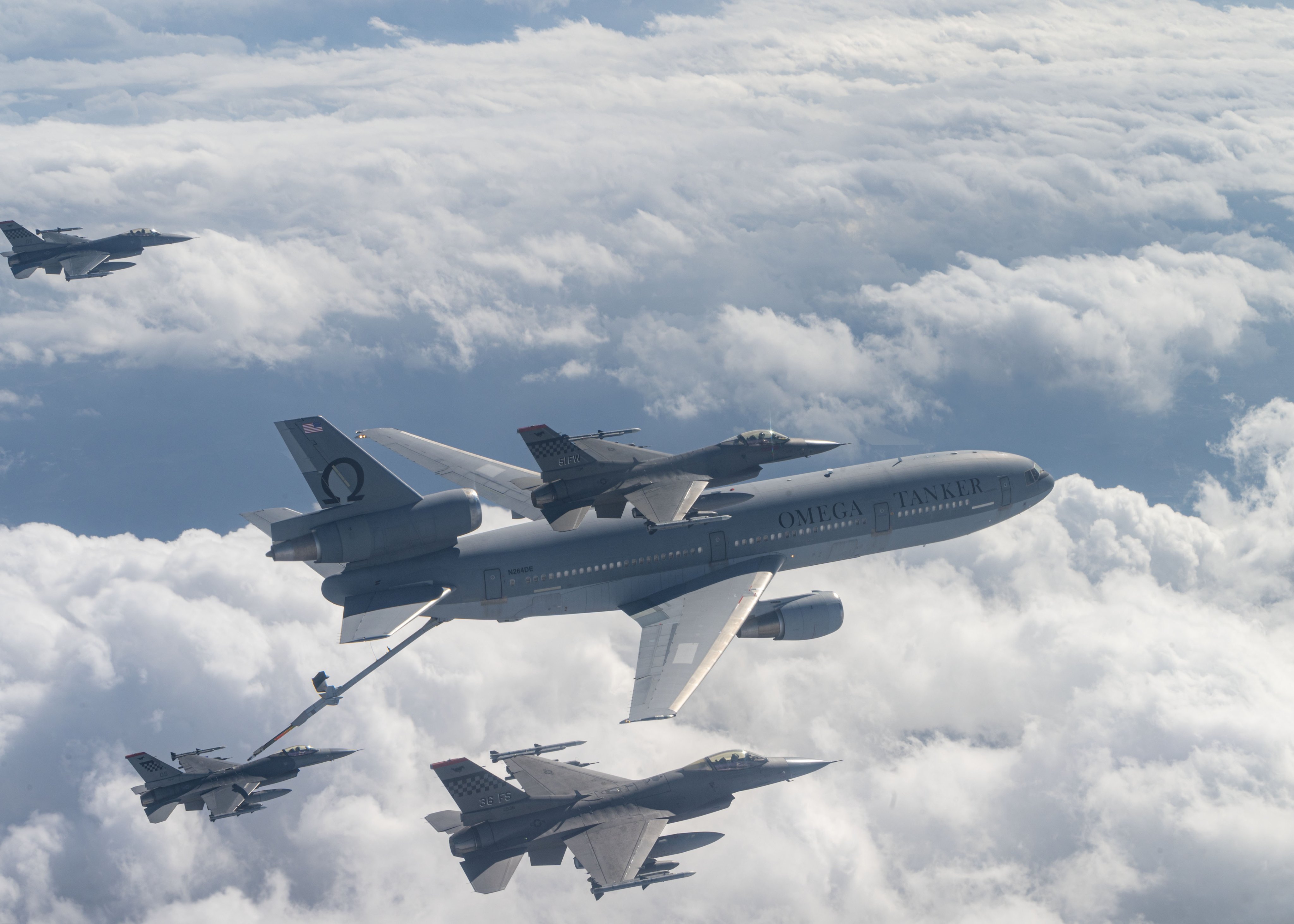 Komercyjny samolot zatankował w powietrzu myśliwce USAF