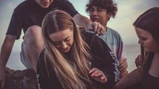 Nastolatki w sieci. Jak internet wpływa na ich psychikę i relacje?