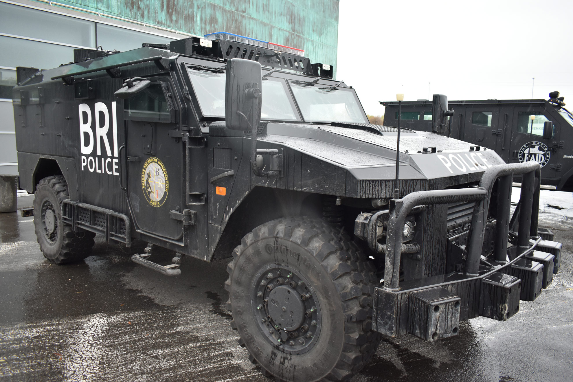 Opancerzona Sherpa paryskich kontrterrorystów