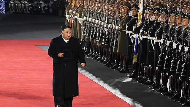 Kim Dzong Un podczas parady wojskowej.