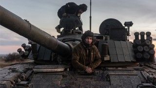 Żołnierze ZSU w przekazanym przez Polskę czołgu podstawowym PT-91 Twardy.