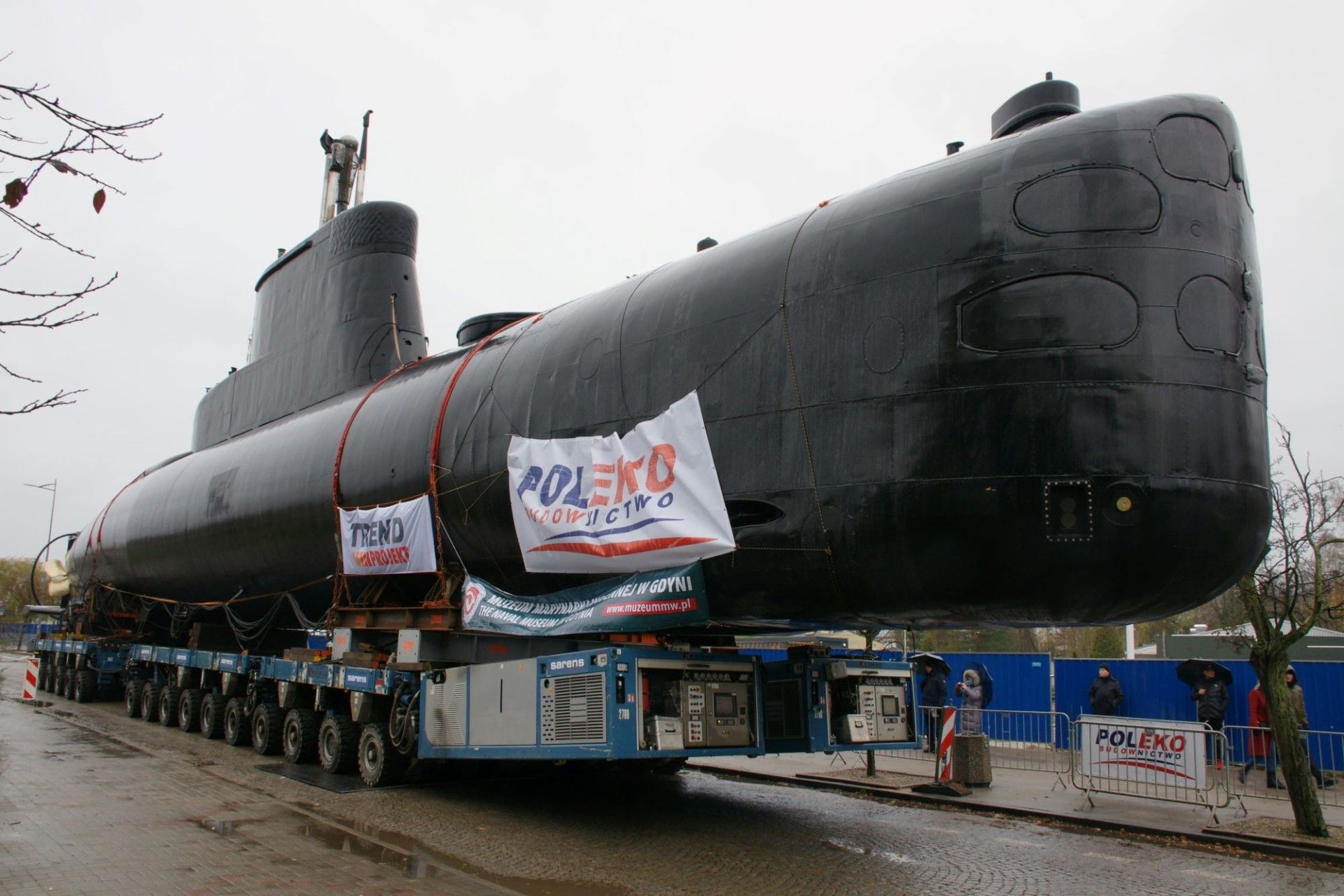 Okręt podwodny ORP Sokół na... kołach [FOTO]