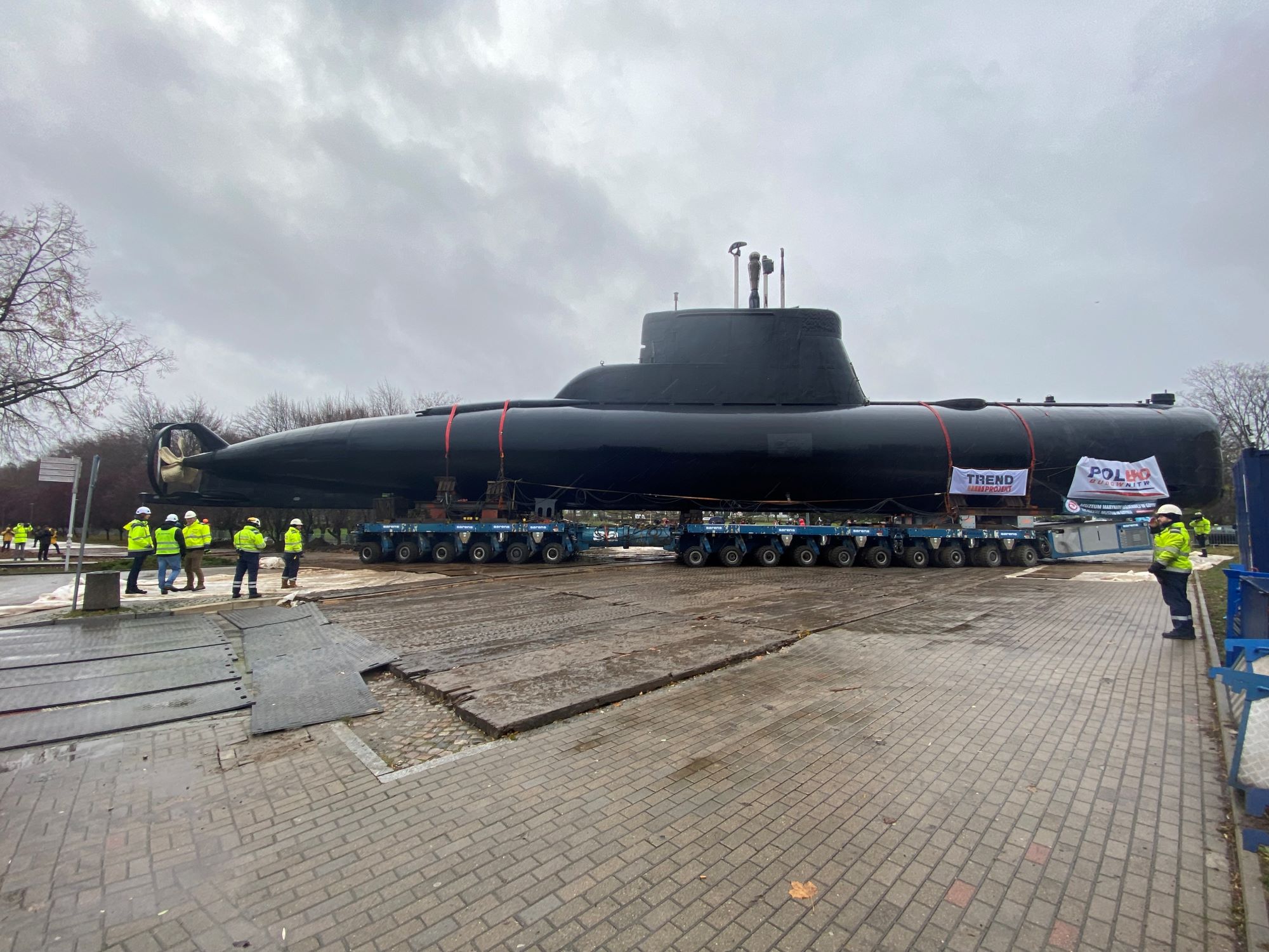 Okręt podwodny ORP Sokół na... kołach [FOTO]