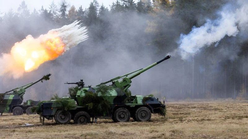 Czeska AHS DANA wz. 1977 podczas strzelania poligonowego.