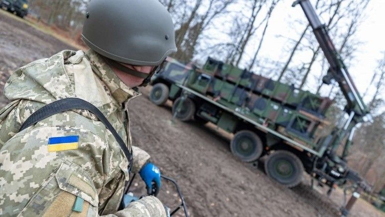 Przeładunek kontenerów z rakietami PAC-2 na wyrzutnie systemu Patriot