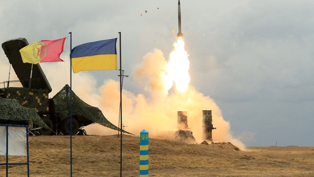 Strzelanie przeciwlotniczego zestawu rakietowego S-300 w służbie Zbrojnych Sił Ukrainy.