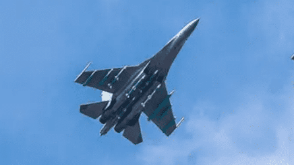 J-16 z pociskiem powietrze-powietrze PL-XX
