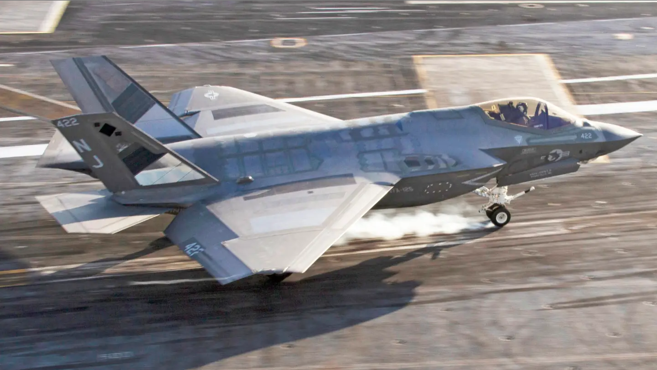 Lustrzany F-35 na lotniskowcu