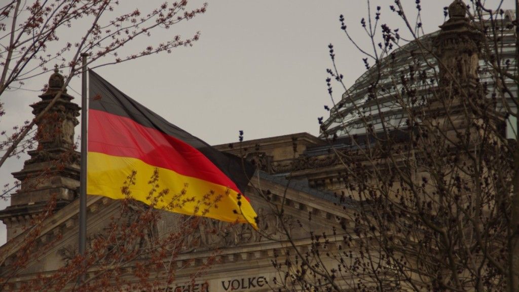 Niemcy flaga parlament Berlin