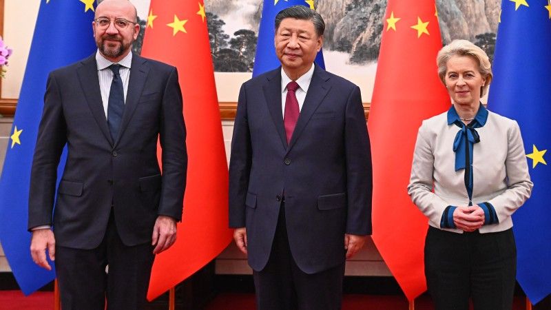 Od lewej: Charles Michel, Xi Jinping, Ursula von der Leyen