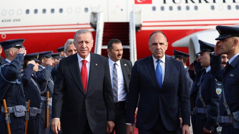Prezydent Erdoğan został powitany na międzynarodowym lotnisku im. Eleftheriosa Venizelosa w Atenach przez greckiego ministra spraw zagranicznych Yorgosa Yerapetritisa
https://www.tccb.gov.tr/haberler/410/150457/cumhurbaskani-erdogan-yunanistan-da