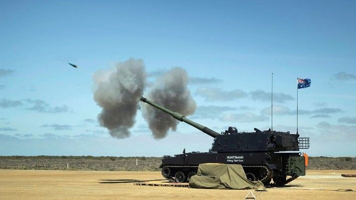 Prototyp australijskiej armatohaubicy samobieżnej AS9 Huntsman strzela na poligonie.