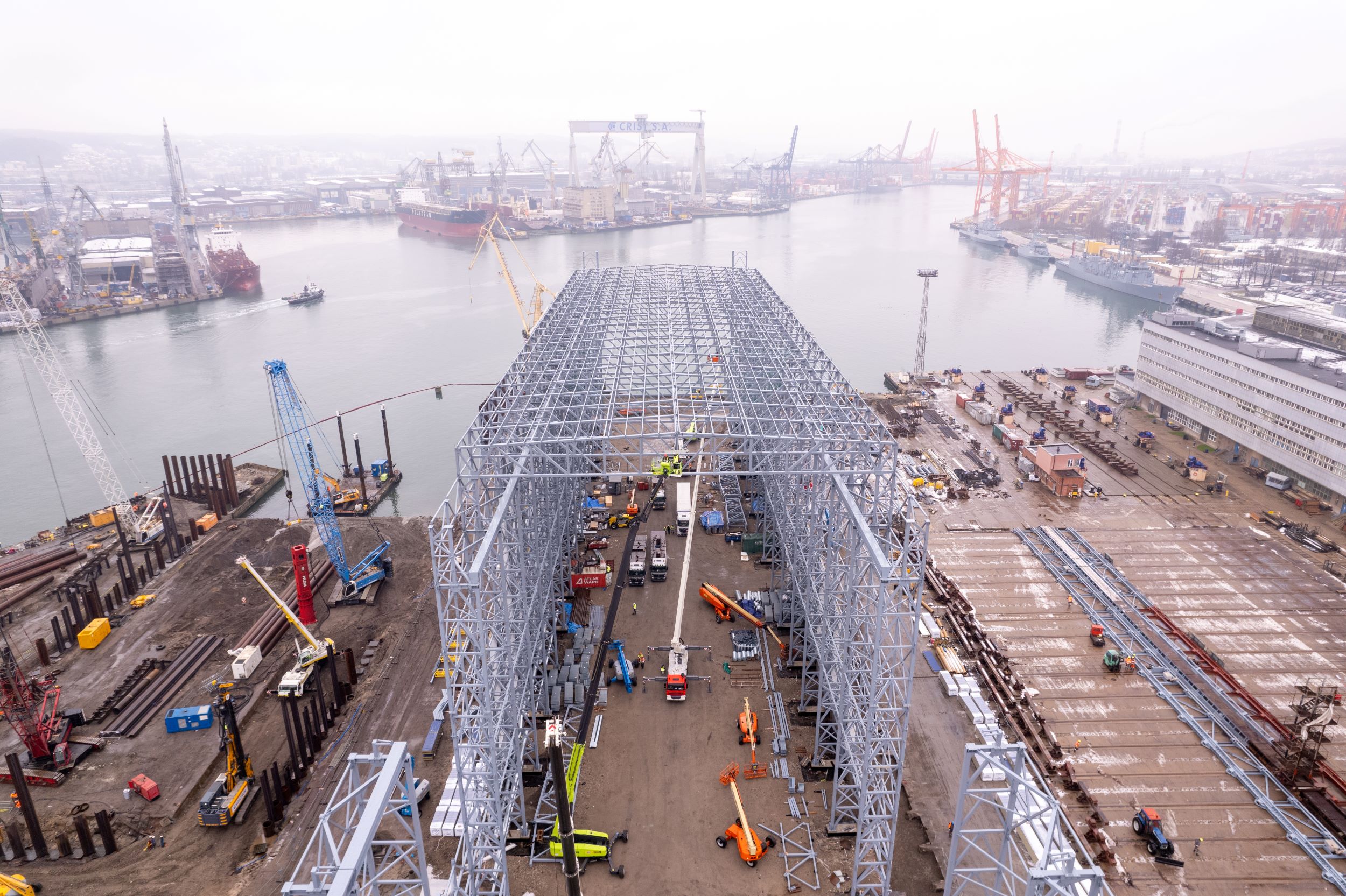 Miecznikowa hala rośnie. Co z okrętami?