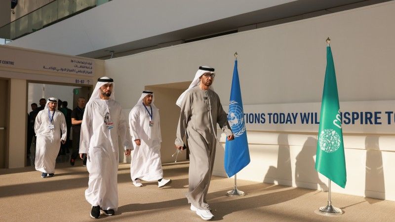 Przedstawiciele Zjednoczonych Emiratów Arabskich opuszczający pomieszczenie podczas COP28 w Dubaju
