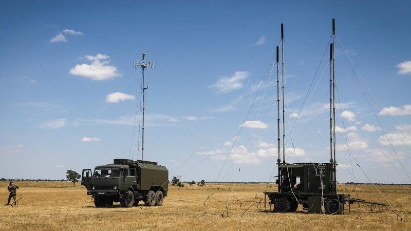 Rosyjski system zakłóceń sygnałów satelitarnych R-330Ż Żytiel wykorzystuje przede wszystkim anteny niekierunkowe i teoretycznie ma skuteczny zasięg do 30 km