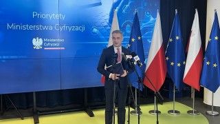 Krzysztof Gawkowski w czasie pierwszej konferencji prasowej.