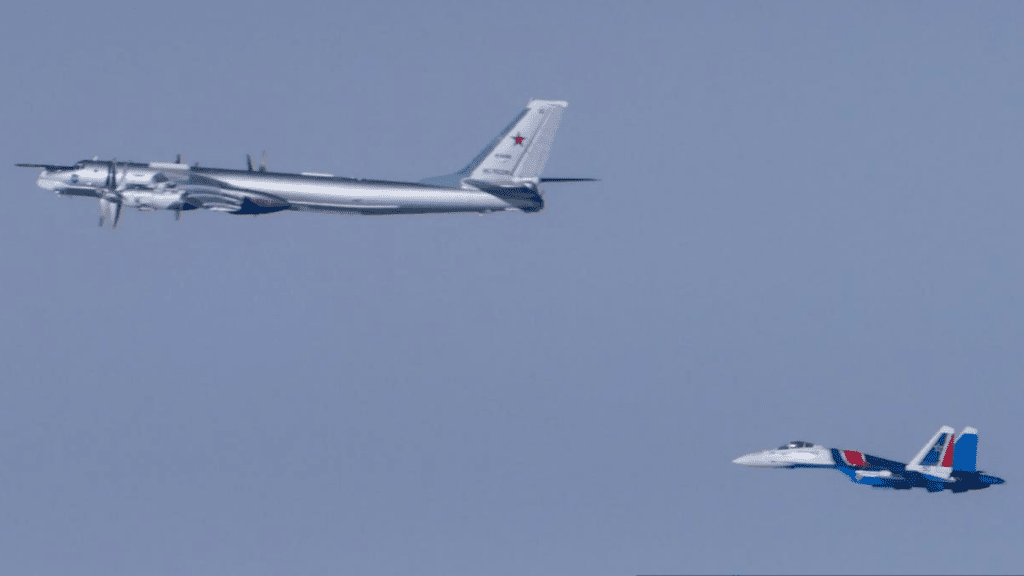 Tu-95 eskortowany przez Su-35S w barwach zespołu akrobacyjnego