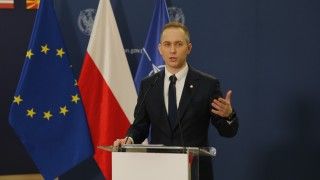 Wiceszef MON Cezary Tomczyk na konferencji prasowej 19 grudnia 2023