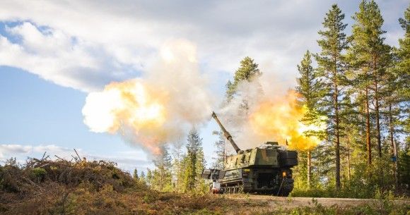 Norweska armatohaubica samobieżna K9 VIDAR strzela na poligonie.