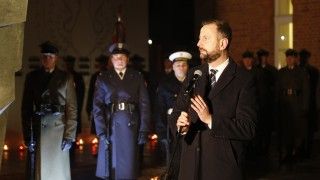 Szef MON Władysław Kosiniak-Kamysz przed Centrum Weterana, 20 grudnia 2023