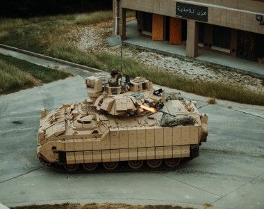 Bojowy wóz piechoty M2A4 Bradley podczas ćwiczeń walki w terenie zurbanizowanym w Fort Hood w Teksasie, październik 2020 roku.