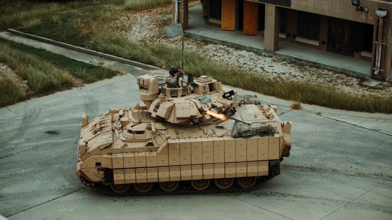 Bojowy wóz piechoty M2A4 Bradley podczas ćwiczeń walki w terenie zurbanizowanym w Fort Hood w Teksasie, październik 2020 roku.