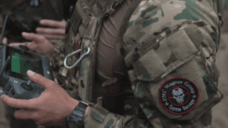 Żołnierz Grupy Wagnera prowadzący szkolenie wojskowe na Białorusi.