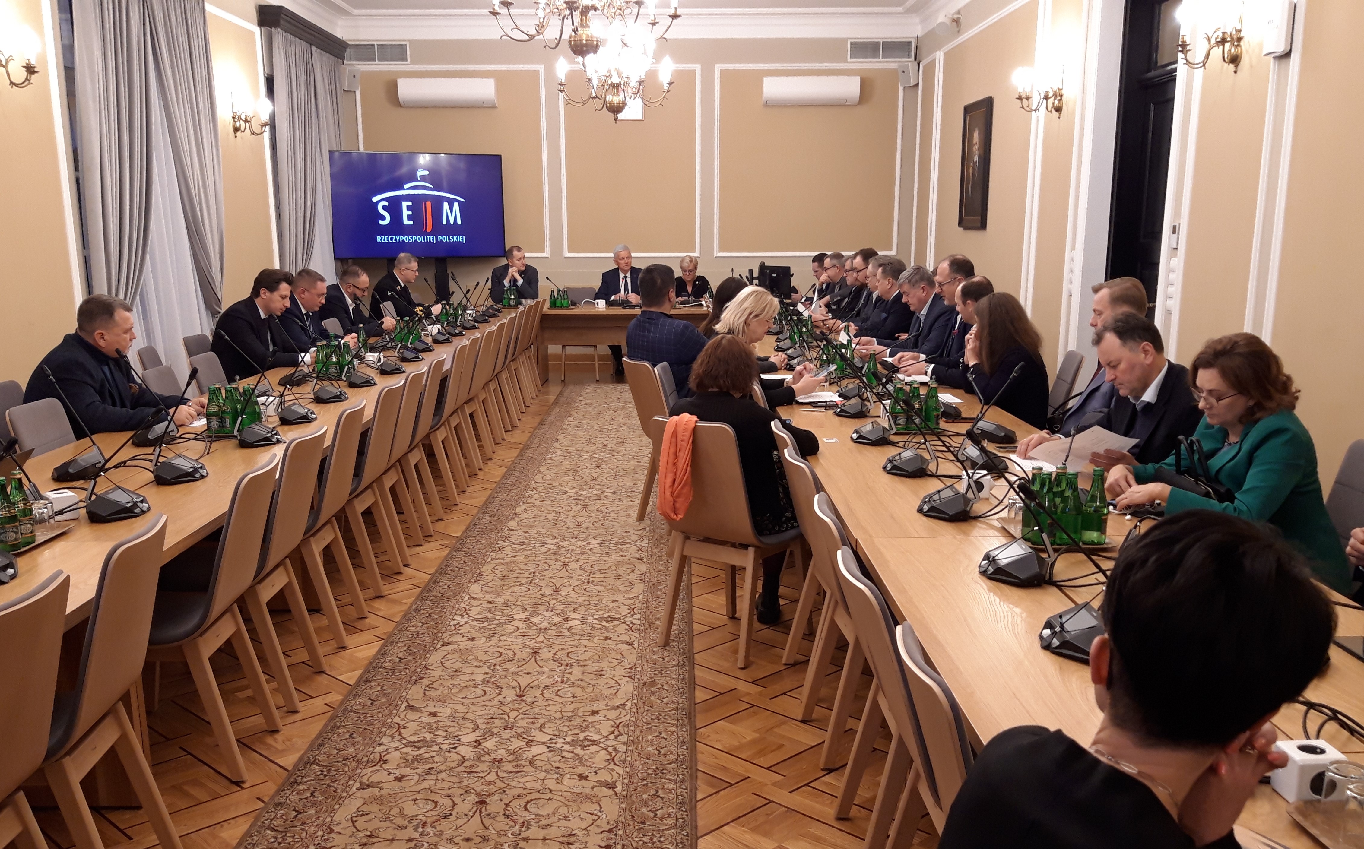 Komisja obrony chce informacji o planach MON, lotach VIP i planach wobec PGZ