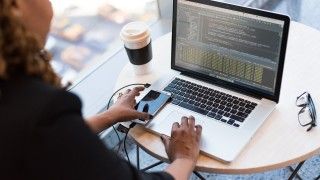 Jakie nietechniczne umiejętności są potrzebne do pracy w cyberbezpieczeństwie?