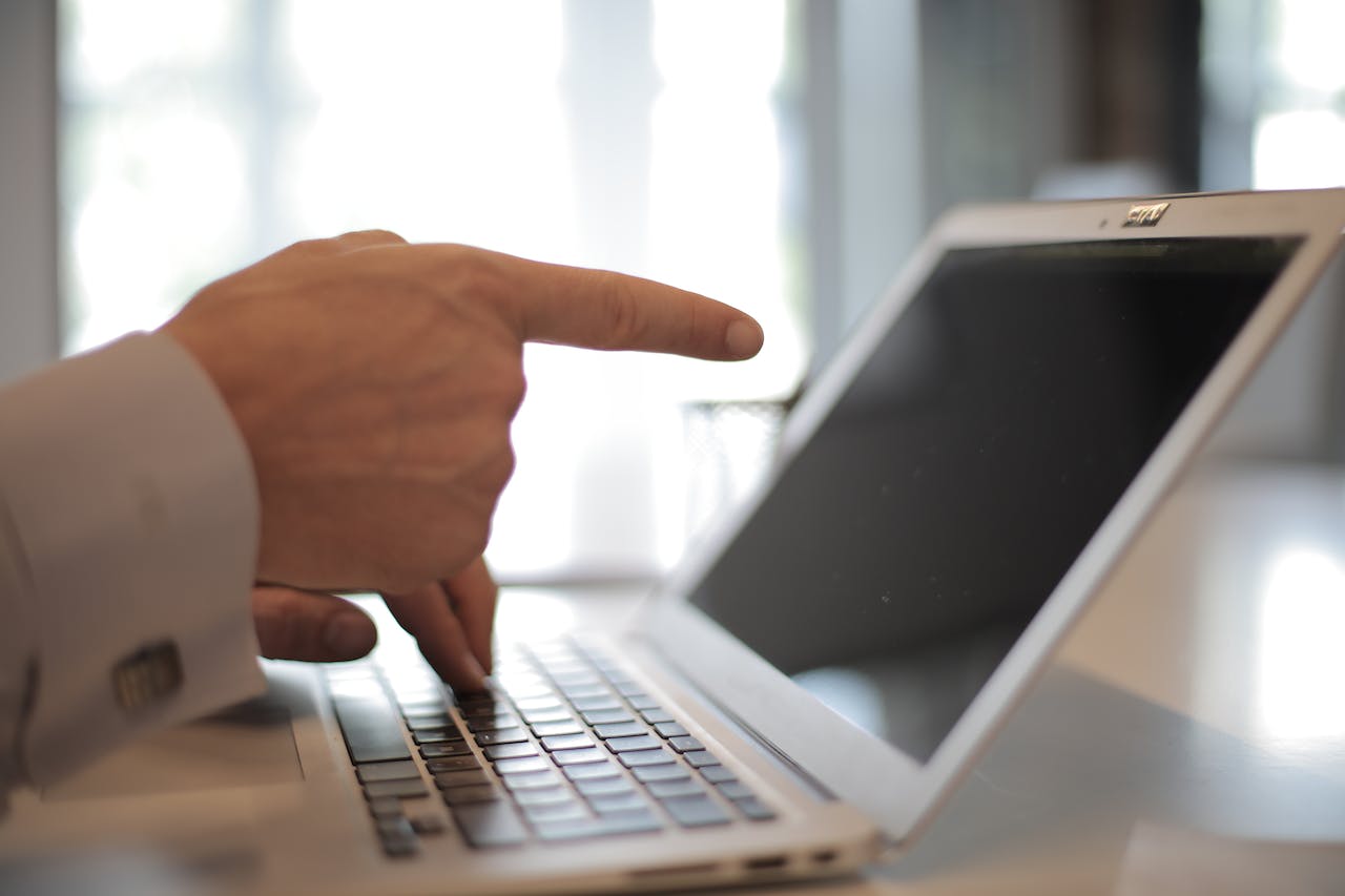 Nauczyciele biorą laptopy, sklepy bez pieniędzy. Cieszyński komentuje