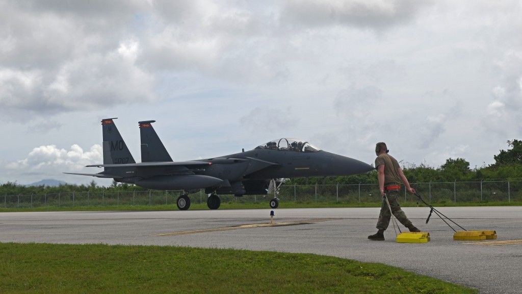U.S. Air Force F-15E Strike Eagle, manewry pk. Pacific Iron 2021, międzynarodowe lotnisko na wyspie Tinian