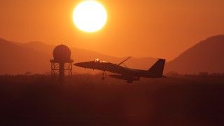 Japoński F-15 ląduje w bazie lotniczej Chitose.