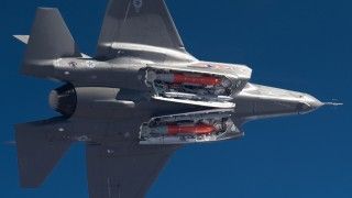 Samolot F-35A przenoszący ćwiczebne bomby jądrowe B61-12.