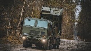 Wieloprowadnicowa wyrzutnia rakiet Homar-K na podwoziu Jelcz 882.57 w służbie 18 Dywizji Zmechanizowanej.