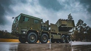 Wieloprowadnicowa wyrzutnia rakiet Homar-K na podwoziu Jelcz 882.57 w służbie 18 Dywizji Zmechanizowanej.