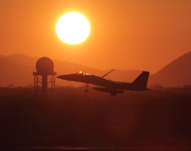 Japoński F-15 ląduje w bazie lotniczej Chitose.