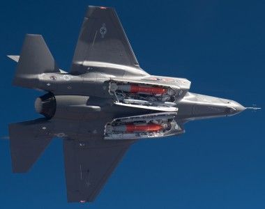 Samolot F-35A przenoszący ćwiczebne bomby jądrowe B61-12.
