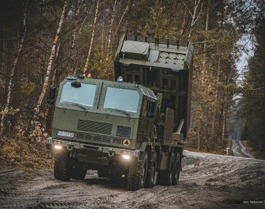 Wieloprowadnicowa wyrzutnia rakiet Homar-K na podwoziu Jelcz 882.57 w służbie 18 Dywizji Zmechanizowanej.