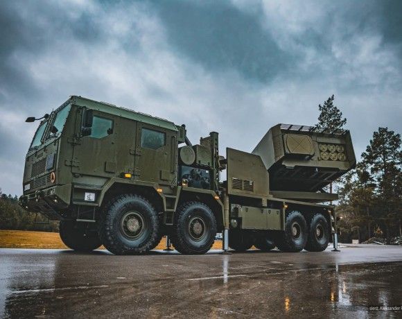 Wieloprowadnicowa wyrzutnia rakiet Homar-K na podwoziu Jelcz 882.57 w służbie 18 Dywizji Zmechanizowanej.