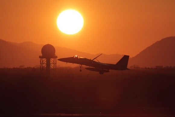 Japoński F-15 ląduje w bazie lotniczej Chitose.