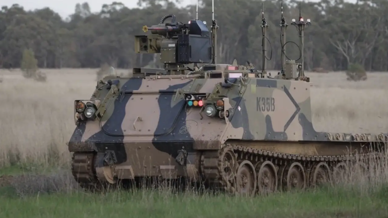 Australia: stare transportery jako bojowe roboty
