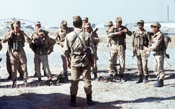 Grupa żołnierzy radzieckiego Specnazu szykuje się do działań bojowych w Afganistanie, 1988 rok.