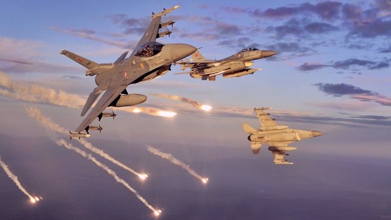 Tureckie myśliwce F-16C Fighting Falcon na ćwiczeniach NATO.