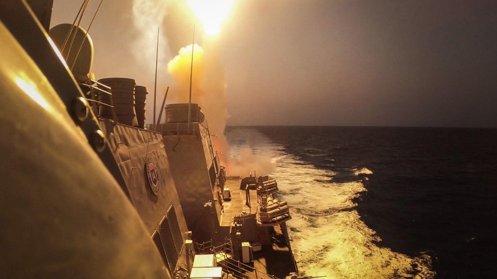 Wystrzelenie rakiety przeciwlotniczej SM-2 z niszczyciela USS „Carney” 19 października 2023 roku przeciwko rakietom i dronom Huti. Koszt jednego strzału - ponad 2 miliony dolarów