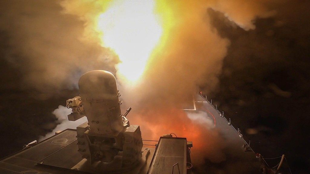 Niszczyciel USS Carney w walce z bezzałogowcami i rakietami Huti, 2023